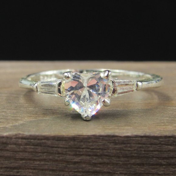 Jewelry - Size 8.75 Sterling Silver Love Heart Cubic Zirconia Rustic Band Ring Vintage